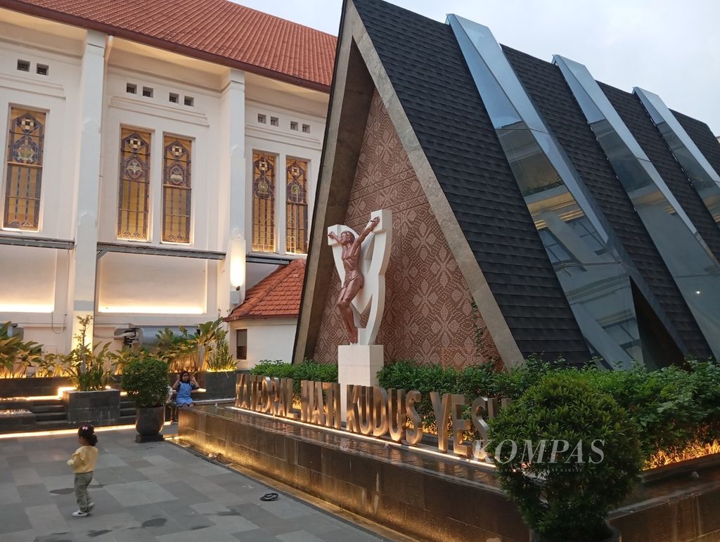 Suasana depan Griya Adorasi Gereja Hati Kudus Yesus (Katedral Surabaya) menjelang misa Kamis Putih di Surabaya, Jawa Timur, Kamis (28/3/2024).