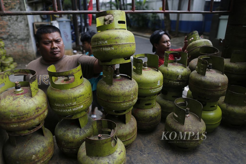 Para pekerja melakukan bongkar muat elpiji 3 kilogram di agen elpiji bersubsidi di kawasan Gedong, Jakarta Timur, Selasa (14/2/2023).