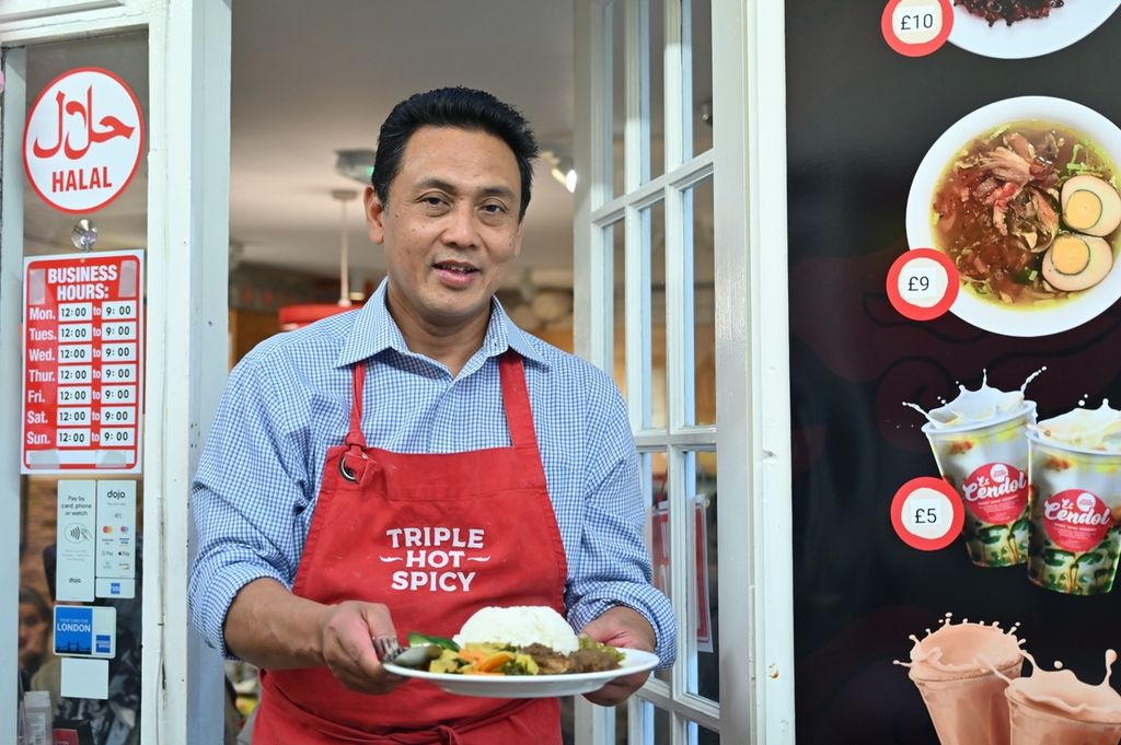 Zukni Legowo (55), pemilik warung makan Triple Hot Spicy di London, Inggris, Rabu (11/10/2023). Zukni tertarik buka warung makan karena sering kangen dengan masakan Indonesia.