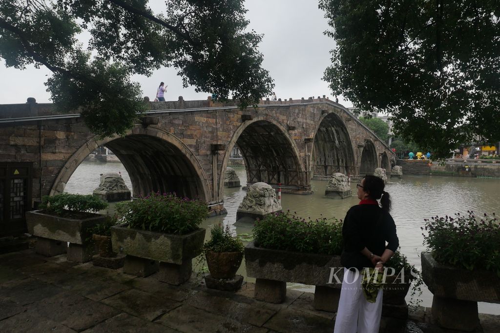Suasana Jembatan Gongceng di Kota Tua Tangqi, Hangzhou, Provinsi Zhejiang, China, Jumat (22/9/2023). 