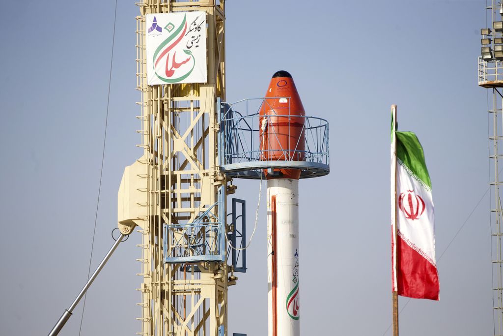 Dalam foto yang dirills Kementerian Pertahanan Iran, Rabu (6/12/2023), memperlihatkan roket dengan kapsul yang membawa hewan sebelum diluncurkan ke orbit  dari lokasi yang dirahasiakan. 