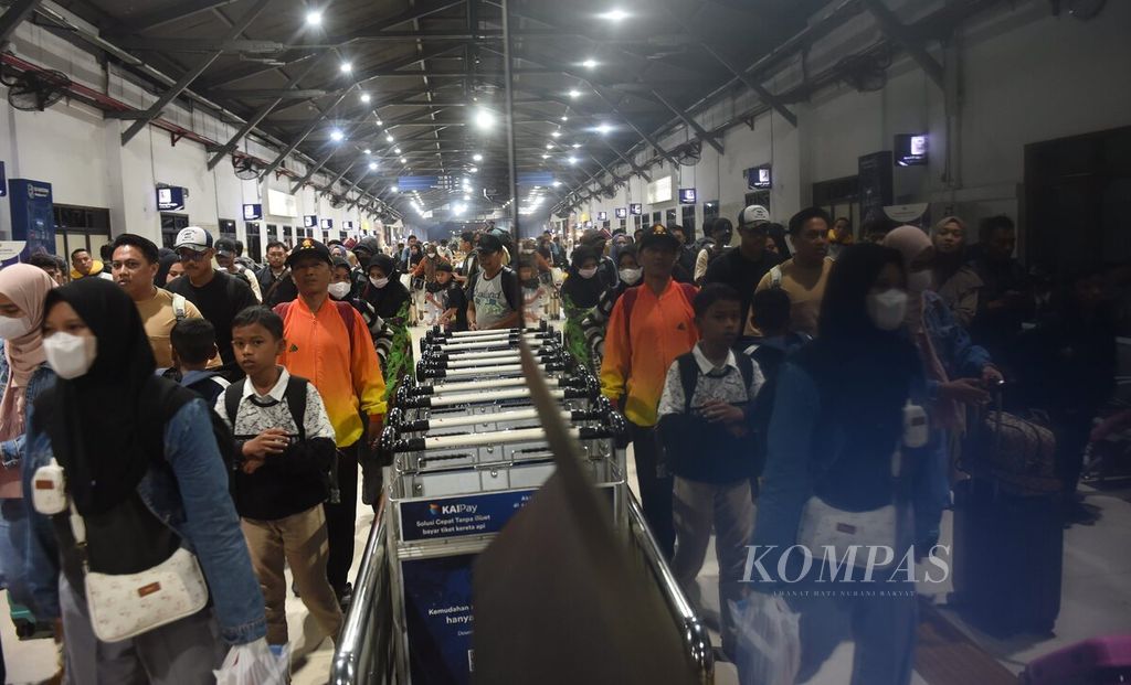 Refleksi penumpang KA Kartajaya dengan keberangkatan awal Stasiun Pasar Senin tiba di Stasiun Pasar Turi, Surabaya, Jumat (14/7/2023). Arus penumpang meningkat sejalan dengan libur sekolah Natal dan Tahun Baru. 