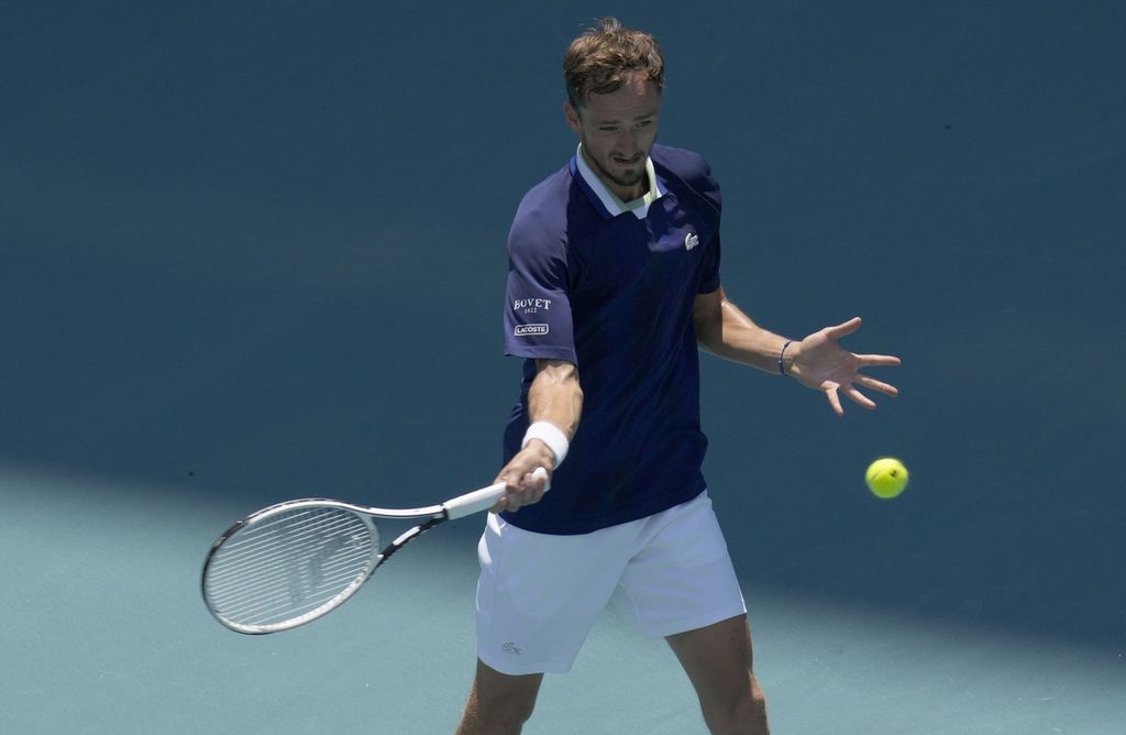 Petenis Rusia, Daniil Medvedev, mengembalikan bola ke arah petenis Inggris, Andy Murray, pada babak kedua turnamen tenis Miami Terbuka, Sabtu (26/3/2022), di Miami Gardens, Florida, AS.