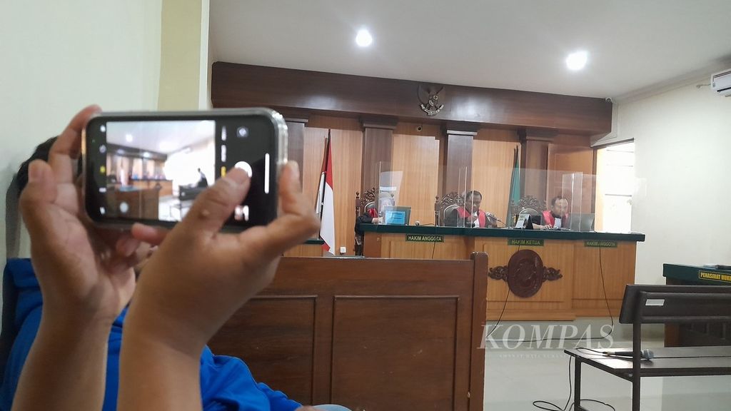 Suasana sidang pembacaan tuntutan kasus pembongkaran fasilitas Stadion Kanjuruhan di Pengadilan Negeri Kepanjen, Kabupaten Malang, Jawa Timur, yang digelar secara daring, Selasa (28/3/2023), dengan dua terdakwa.