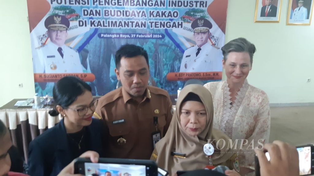 Asisten 2 Bidang Perekonomian Kalimantan Tengah Sri Widanarni (kedua dari kanan) memberikan keterangan saat dijumpai wartawan dalam Seminar Pengembangan Industri dan Budidaya Kakao, Selasa (27/2/2024).