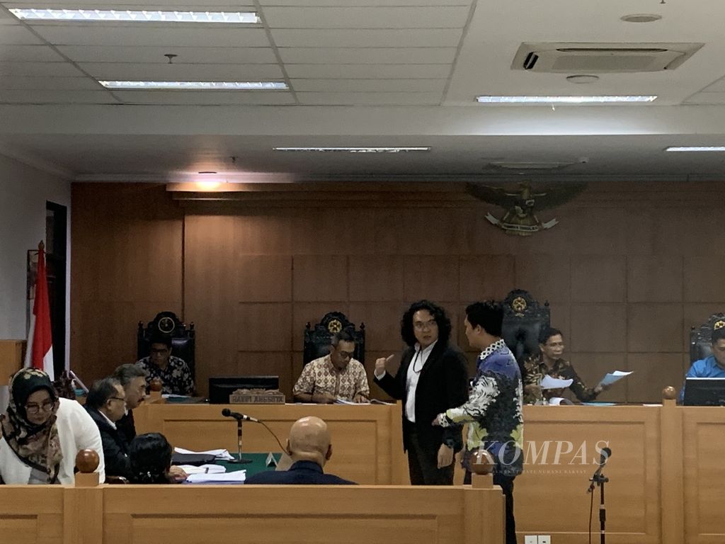 The atmosphere of the trial of the Indonesian Democratic Party of Struggle's lawsuit against the Election Commission regarding the approval of President Joko Widodo's eldest son, Gibran Rakabuming Raka, as Prabowo Subianto's vice presidential candidate, took place at the Jakarta State Administrative Court on Thursday (2/5/2024).