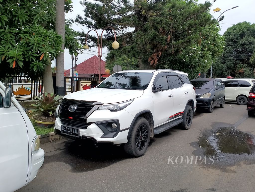 Mobil Fortuner milik anggota DPRD Lampung Okta Rijaya berada di Polresta Bandar Lampung, Kamis (3/8/2023). Mobil tersebut ditahan sebagai barang bukti atas kasus kecelakaan lalu lintas.