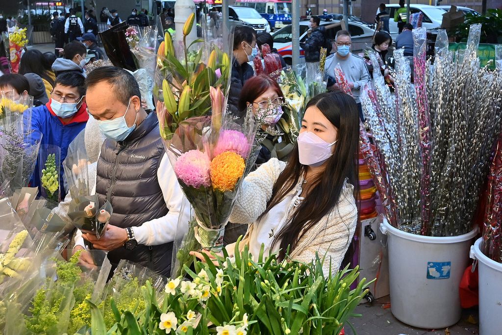 Warga membeli bunga menjelang Tahun Baru Imlek, di Hong Kong, Senin (31/1/2022).