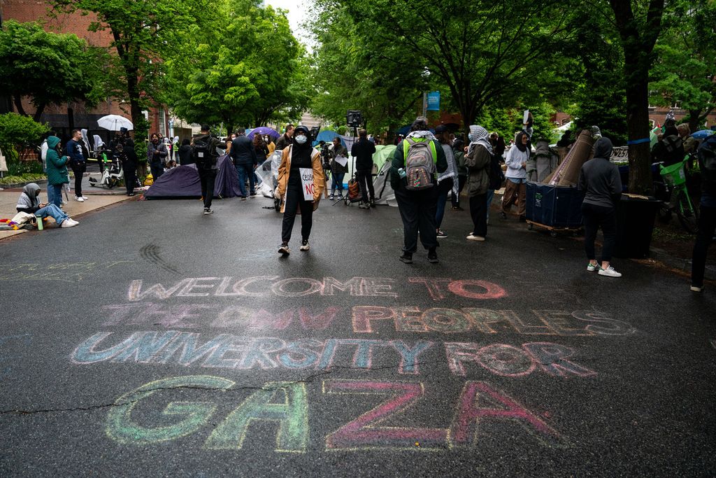 Mahasiswa Universitas George Washington di Washington DC, Amerika Serikat, melakukan unjuk rasa pro-Palestina pada 27 April 2024.