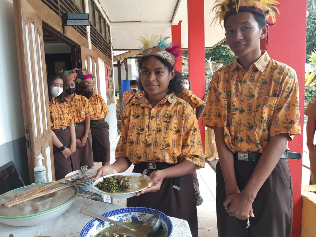 Pembelajaran berbasis proyek menjadi salah satu fokus Kurikulum Merdeka. Terlihat siswa di SMA Negeri 5 Jayapura, Papua, menerapkan proyek pembelajaran Profil Pelajar Pancasila dengan menggali kearifan lokal makanan khas Papua. 