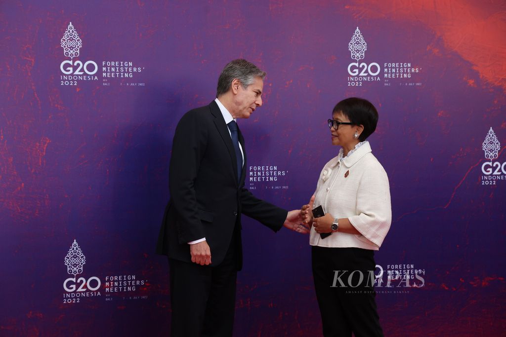 Menteri Luar Negeri RI Retno Marsudi (kanan) menyambut kedatangan Menteri Luar Negeri Amerika Serikat Antony Blinken yang menghadiri Pertemuan Menteri Luar Negeri G20 di Nusa Dua, Badung, Bali, Jumat (8/7/2022).