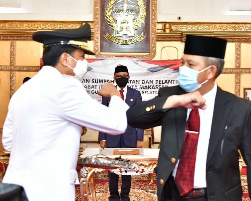 Penjabat Wali Kota Makssar yang baru, Rudi Djamaluddin, melakukan salam Covid bersama Yusran Yusuf yang baru saja digantikannya. Ini adalah penggantian Penjabat Wali Kota Makassar yang ketiga kali selama pandemi covid-19.