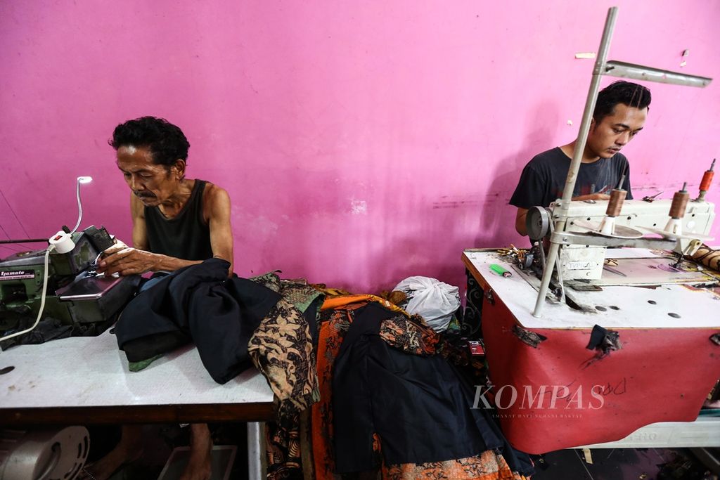 Aktivitas pekerja di UMKM yang khusus memproduksi pakaian batik di Kecamatan Larangan, Kota Tangerang, Banten, Rabu (20/11/2019). 