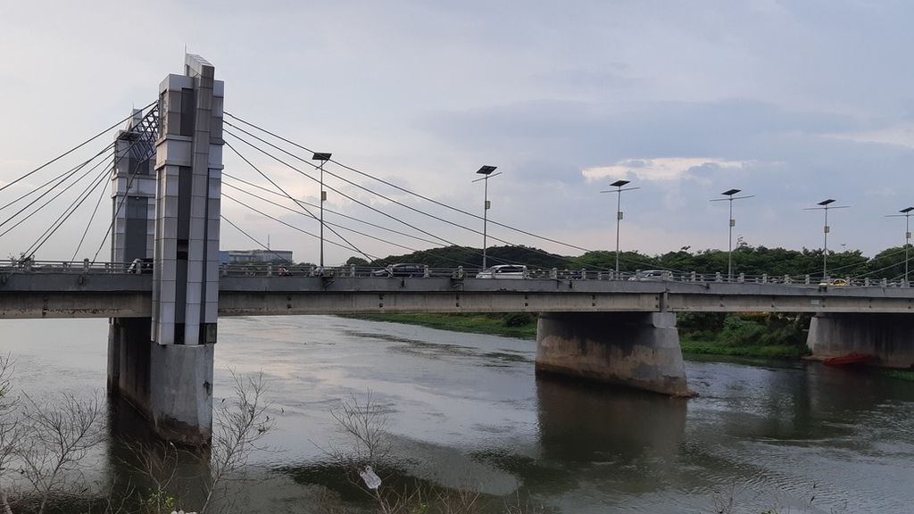 Jembatan Brawijaya yang membentang di atas Sungai Brantas tampak megah dilintasi kendaraan di Kota Kediri, Jawa Timur, Kamis (22/9/2022)