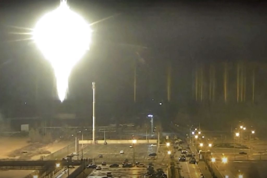 Foto yang dibuat dari video rilis Pembangkit Listrik Tenaga Nuklir Zaporizhzhia ini memperlihatkan obyek yang menyala saat mendarat di permukaan tanah di pembangkit tersebut di Enerhodar, Ukraina, Jumat (4/3/2022). 