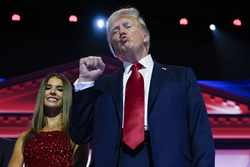 Calon presiden Amerika Serikat dari Partai Republik, Donald Trump, bersama para anggota keluarganya berdiri di panggung pada Konvensi Nasional Republik 2024 di The Fiserv Forum, Milwaukee, AS, Kamis (18/7/2024). 