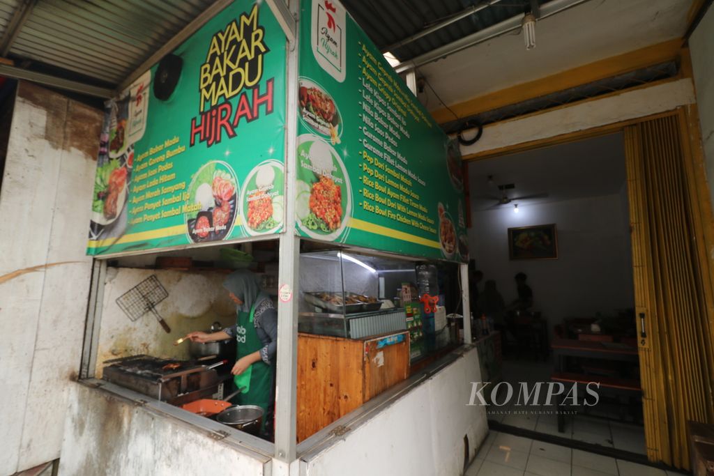 UMKM Ayam Bakar Madu Hijrah milik Anty (44) di Jagakarsa, Jakarta Selatan ketika didatangi Kompas pada Kamis (9/11/2023).