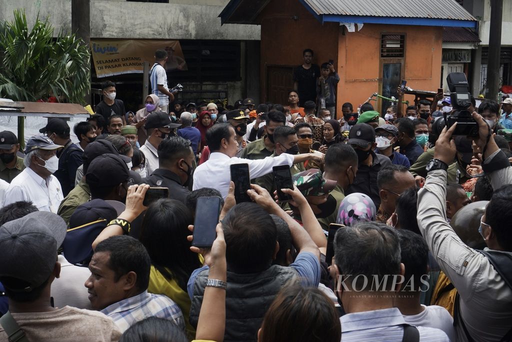 Pedagang dan pengunjung pasar berkerumun menyambut kunjungan Presiden Joko Widodo di Pasar Klandasan, Kota Balikpapan, Kalimantan Timur, Selasa (25/10/2022).