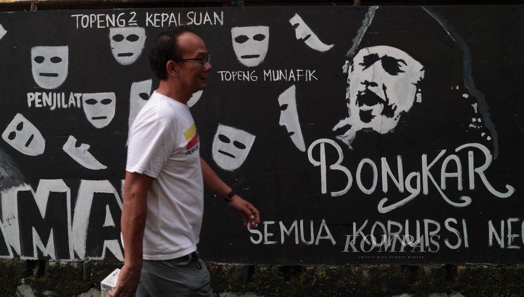 Langkah pemerintah dan penegak hukum menelisik kekayaan tidak wajar pejabat mendapat dukungan masyarakat yang disuarakan melalui mural, seperti terlihat di kawasan Bintaro, Jakarta, Jumat (10/3/2023).