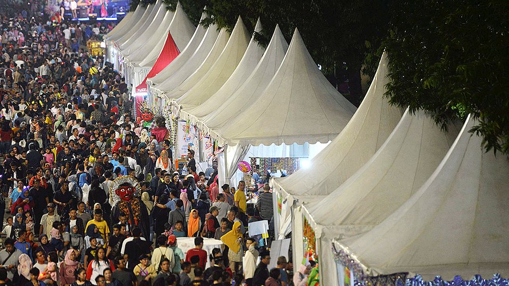 Deretan tenda yang menjual makanan khas daerah di area malam bebas kendaraan bermotor di Jalan MH Thamrin, Jakarta, Minggu (31/12) malam. Puluhan lapak yang menyediakan aneka makanan dari sejumlah daerah di Indonesia ini dikumpulkan di tempat tersebut untuk memanjakan warga yang merayakan malam pergantian tahun.