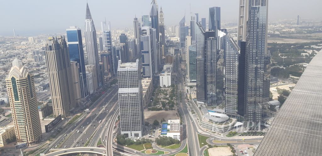 Pemandangan Kota Dubai, Uni Emirat Arab, yang diambil dari sisi luar gedung pencakar langit Sky View di ketinggian 219,5 meter, Sabtu (23/3/2024).