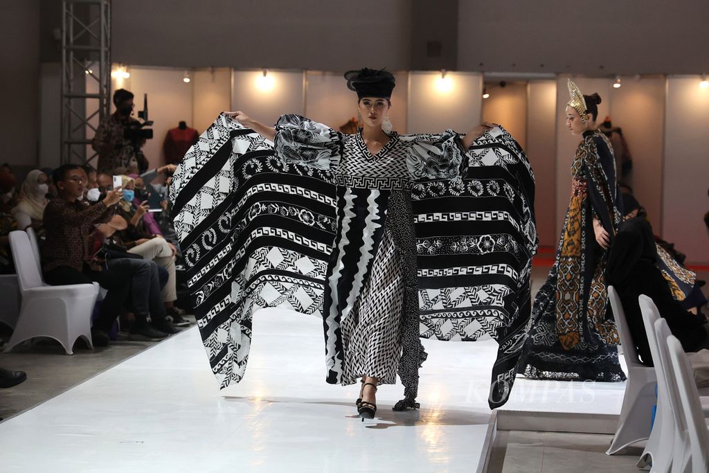 Peragawati mengenakan busana karya perancang busana yang tergabung dalam Asosiasi Perancang Pengusaha Mode Indonesia (APPMI) dalam ajang Jogja Fashion Week di Jogja Expo Center, Yogyakarta, Jumat (26/8/2022). Jogja Fashion Week pada tahun ini diikuti 145 perancang busana dari dalam negeri. Kegiatan ini digelar untuk mendorong pertumbuhan industri kreatif di bidang busana.