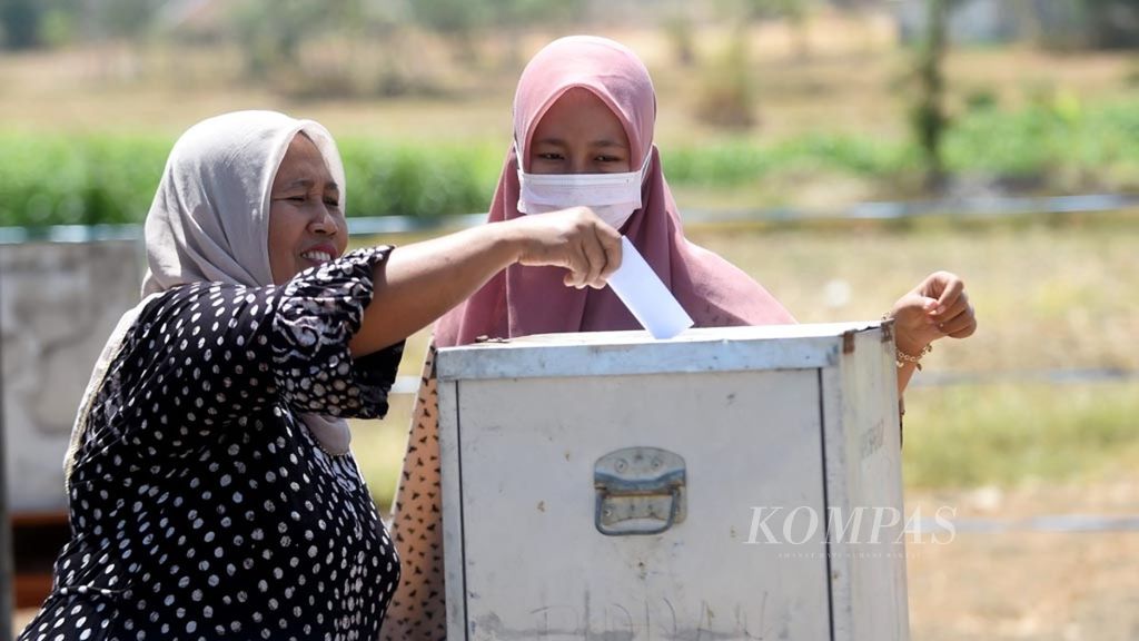 Warga menggunakan hak pilihnya dalam Pemungutan Suara Ulang (PSU) di TPS 8, Desa Pangongsean, Kacamatan Torjun, Kabupaten Sampang, Sabtu (27/10). Terkait permaasalahn DPT, Mahkamah Konstitusi (MK) memerintahkan Komisi Pemilihan Umum (KPU) Kabupaten Sampang untuk melaksanakan pemungutan suara ulang dengan mendasarkan pada DPT yang diperbaiki.