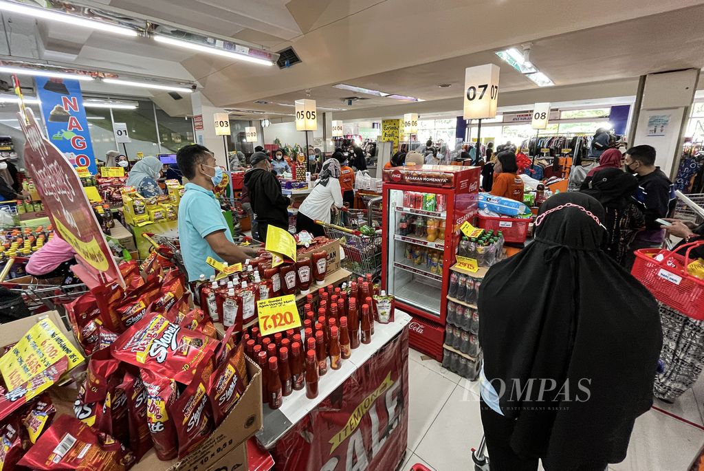 Antrean pengunjung di kasir di pasar swalayan di kawasan Karang Tengah, Kota Tangerang, Banten, Selasa (26/4/2022). Antusias masyarakat berbelanja bahan makanan untuk kebutuhan Ramadhan dan hari raya Idul Fitri meningkat pada tahun ini.