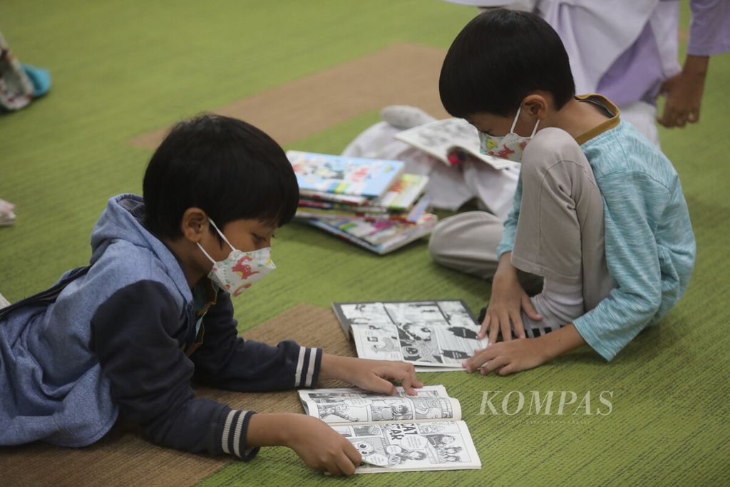 Pengunjung memanfaatkan fasilitas layanan anak di Perpustakaan Nasional, Jakarta, Sabtu (15/10/2022). 