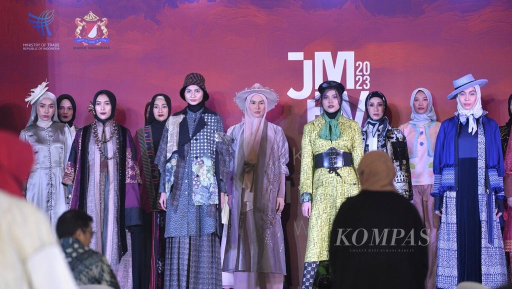 Sejumlah kreasi busana ditampilkan saat<i> kick off</i> Jakarta Muslim Fashion Week 2023 di Kementerian Perdagangan, Jakarta, Rabu (12/10/2022).