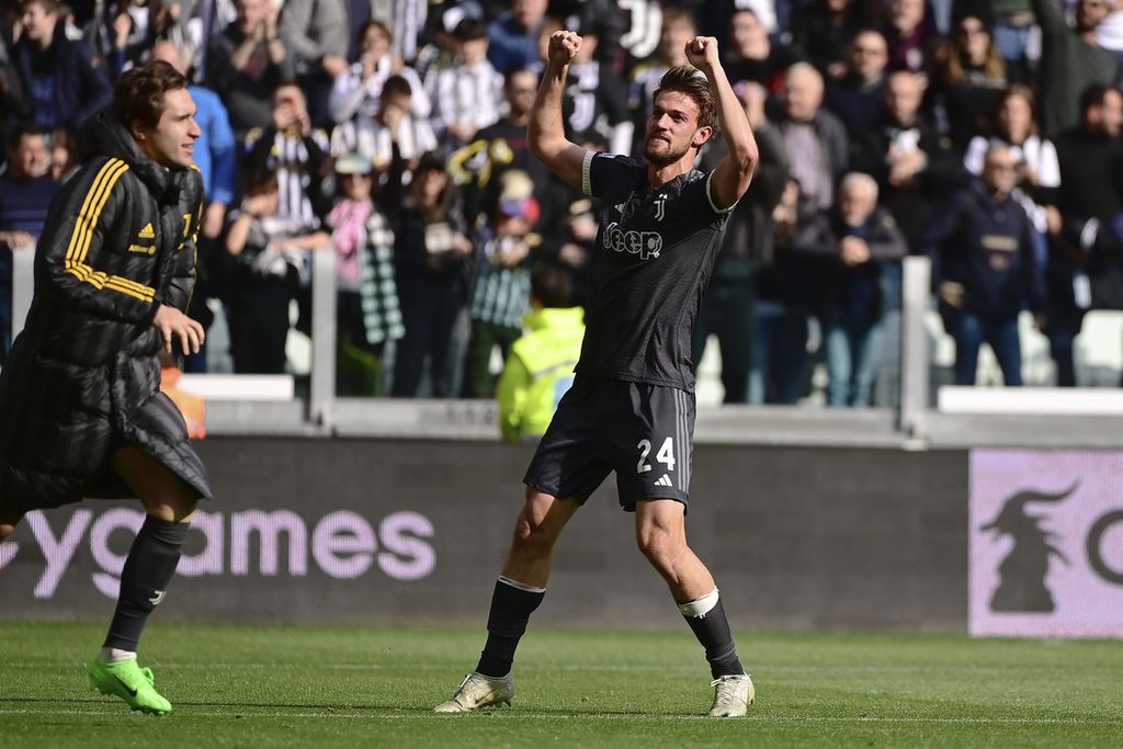 Pemain Juventus, Daniele Rugani, merayakan golnya ke gawang Frosinone pada laga Liga Italia di Stadion Allianz, Turin, Minggu (25/2/2024). Juventus menang dengan skor 3-2.