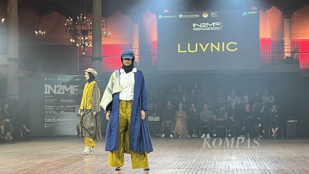 Koleksi milik Luvnic yang ditampilkan di Indonesia International Modest Fashion Festival (IN2MF) di Salle Wagram, Paris, Perancis, Sabtu (7/9/2024).