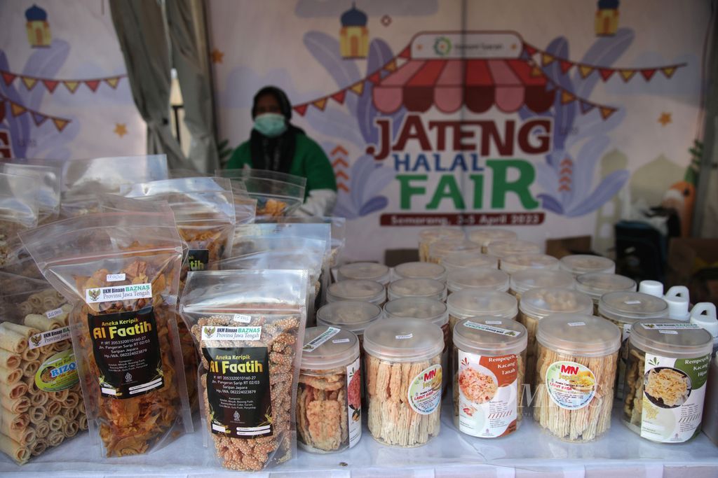 Sebagian produk yang dipamerkan dalam Jateng Halal Fair 2023 di Alun-alun Masjid Agung Kauman, Kota Semarang, Jawa Tengah, Senin (3/4/2023). Selain di Jawa Tengah, Halal Fair juga digelar serentak di tujuh kota lain di Indonesia. 