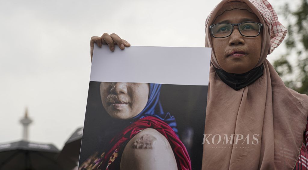 Ani (28), salah satu pekerja rumah tangga yang pernah mengalami kekerasan, saat bergabung dengan Koalisi Sipil untuk Undang-Undang Perlindungan Pekerja Rumah Tangga menggelar aksi di depan Istana Negara, Jakarta, Rabu (21/12/2022). 