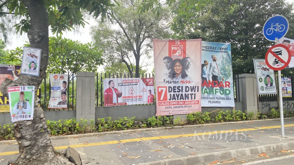 Beberapa alat peraga kampanye terpasang di pagar TPU Karet Bivak, Jakarta Pusat, Selasa (2/1/2023).