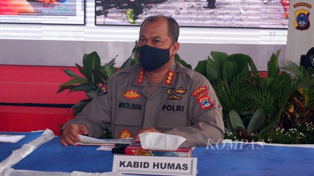 Kepala Bidang Hubungan Masyarakat Kepolisian Daerah Kalimantan Selatan Komisaris Besar Mochamad Rifai dalam konferensi pers akhir tahun 2021 di Banjarbaru, Selasa (21/12/2021).