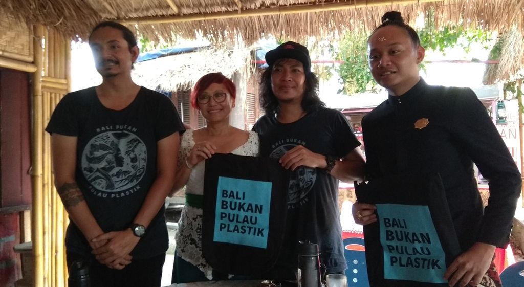 Film <i>Pulau Plastik</i> yang mendokumentasikan ancaman bahaya dan dampak buruk dari polusi akibat sampah, terutama plastik sekali pakai, diluncurkan di Denpasar, Bali, pada Desember 2019. Tampak (dari kiri) Project Officer Pulau Plastik Kopernik Andre Dananjaya, pengusaha dan pegiat lingkungan Suzy Hutomo, musisi sekaligus Direktur Akarumput.com I Gede Robi &quot;Navicula&quot; Supriyanto, dan pendeta muda Hindu, Ida Shri Bhagawan Mas Dalem Segara Natha.