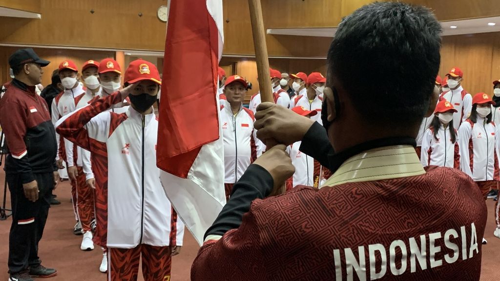 Upacara pelepasan kontingen tim wushu yunior Indonesia, di Jakarta, Kamis (1/12/2022). Sebanyak 23 atlet Indonesia akan berlaga di Kejuaraan Dunia Wushu Yunior 2022 yang akan berlangsung di Tangerang, Banten pada 5-10 Desember 2022.