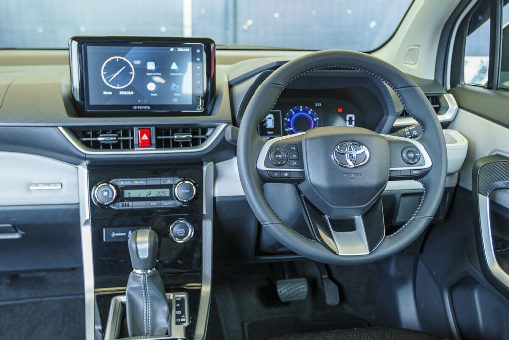 Ruang kemudi Toyota Veloz. Pihak PT Toyota-Astra Motor menemukan malafungsi pada salah satu kapasitor di ECU kantong udara mobil ini yang diproduksi pada Desember 2022-Januari 2023 dan melakukan kampanye pemanggilan kembali untuk memeriksa dan mengganti komponen ECU tersebut.