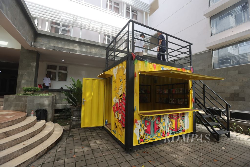 Perpustakaan mini bernama Perpustra yang diresmikan penggunaannya di kampus Fakultas Ilmu Budaya UGM, Yogyakarta, Sabtu (2/3/2024).