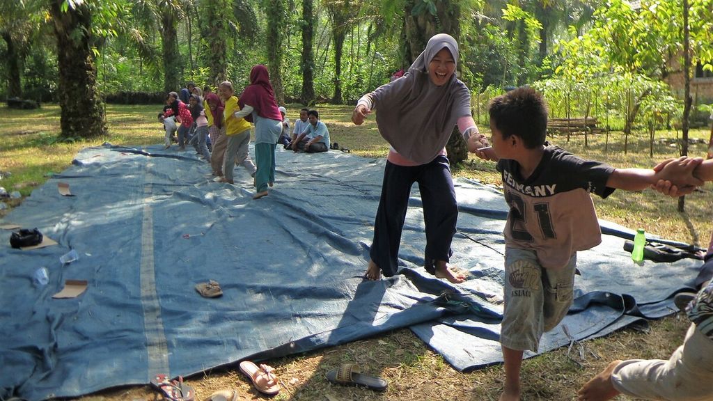 Permainan tradisional tantang duku, dibawakan Jumat (2/4/2022) oleh anak-anak di Desa Jambi Tulo, Kecamatan Maro Sebo, Kabupaten Muaro Jambi.