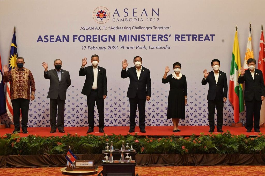 Para menteri luar negeri ASEAN, yakni (dari kiri ke kanan) Saifuddin Abdullah (Malaysia), Teodoro Locsin (Filipina), Vivian Balakrishnan (Singapura), Prak Sokhonn (Kamboja), Retno Marsudi (Indonesia), Saleumxay Kommasith (Laos), dan Sekretariat Jenderal ASEAN Lim Jock Hoi berpose untuk foto bersama dalam pertemuan Menlu ASEAN di Phnom Penh, Kamboja, 17 Februari 2022. 
