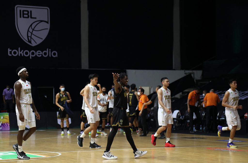 Ekspresi pemain tim NSH Mountain Gold Timika, Shavar Tahrel Newkirk (tengah), setelah bersama timnya mengalahkan West Bandits Combiphar Solo pada laga seri I Tokopedia IBL 2022 di Hall Basket Senayan, Kompleks Gelora Bung Karno, Jakarta, Rabu (19/1/2022). 