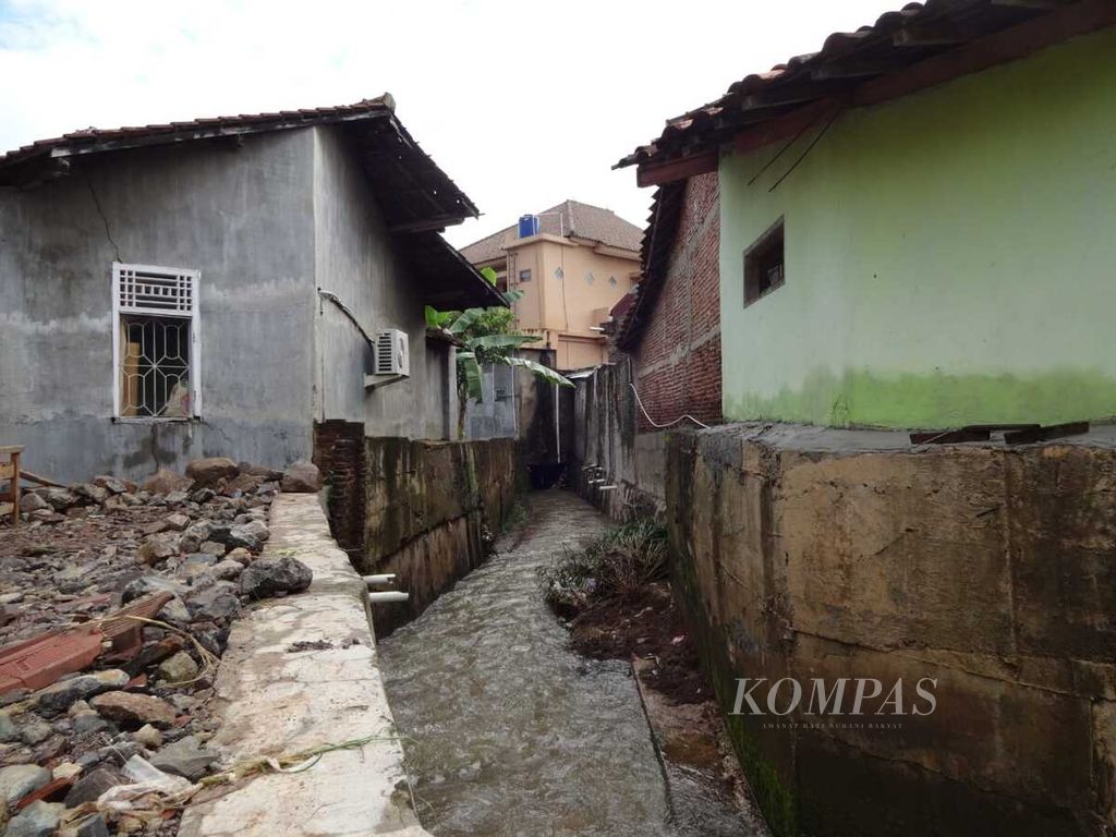 Salah satu rumah warga yang berdiri di atas badan sungai di Kecamatan Rajabasa, Kota Bandar Lampung, terlihat berdiri kokoh, Minggu (25/2/2024). Bangunan rumah yang berdiri dia atas badan sungai diduga menjadi salah satu penyebab banjir di Bandar Lampung.