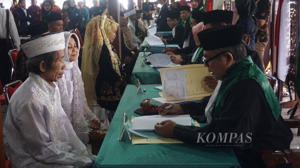 Para pengantin mengikuti pernikahan massal yang digelar dalam rangka Hari Jadi Ke-449 Kabupaten Banyumas, Jawa Tengah, Jumat (28/2/2020). 