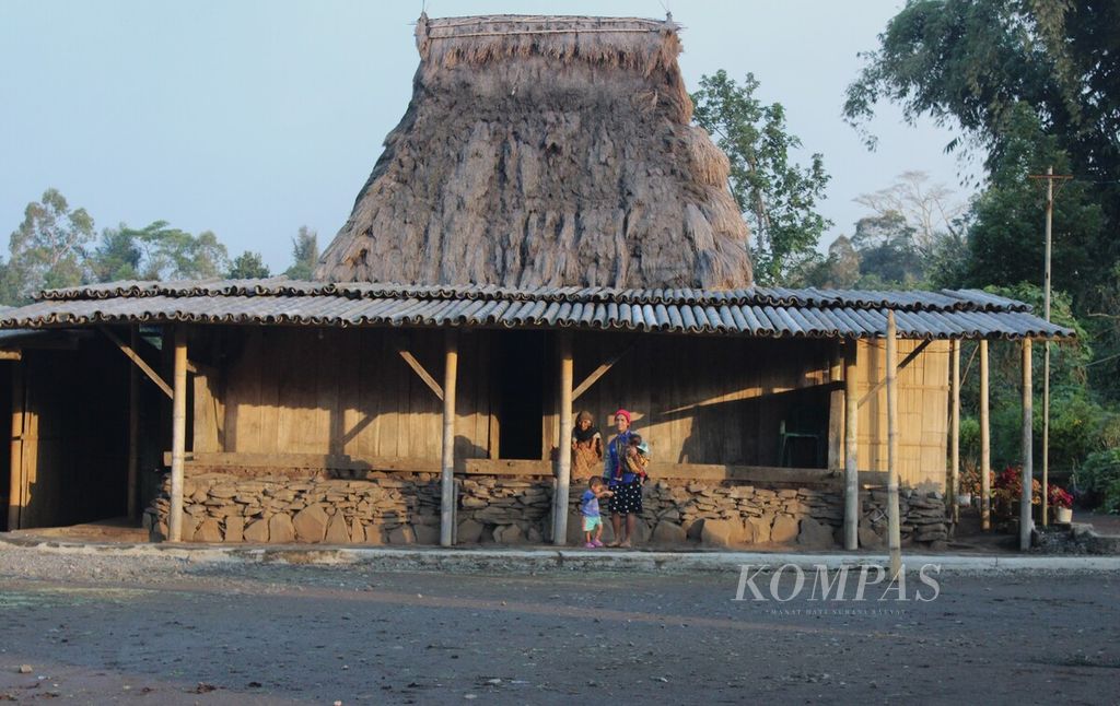 Suasana sore di Kampung Adat Wogo, Kecamatan Golewa, Kabupaten Ngada, Nusa Tenggara Timur, Rabu (22/6/2022). Di kampung tersebut terdapat lebih dari 30 rumah adat dengan material utama berbahan bambu, kayu, dan ijuk. 
