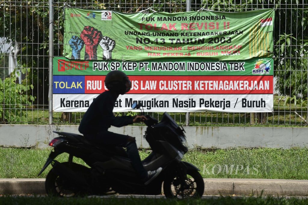 Spanduk penolakan buruh pada masa pembahasan rancangan UU Cipta Kerja di kawasan Jatiwangi, Cikarang Barat, Bekasi, Jawa Barat, Senin (25/5/2020). 