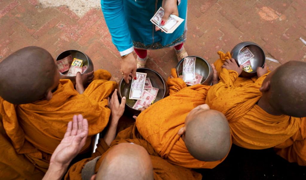 Biksu muda melangsungkan pindapata dalam rangkaian kegiatan peringatan hari Waisak di Boudha Stupa, Kathmandu, Nepal, Rabu (10/5).