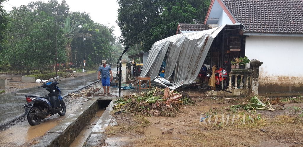 Teras rumah salah satu warga Desa Sitiarjo, Kecamatan Sumbermanjing Wetan, Kabupaten Malang, Jawa Timur, yang rusak akibat banjir sehari sebelumnya, tampak masih dibiarkan apa adanya, Selasa (18/10/2022).