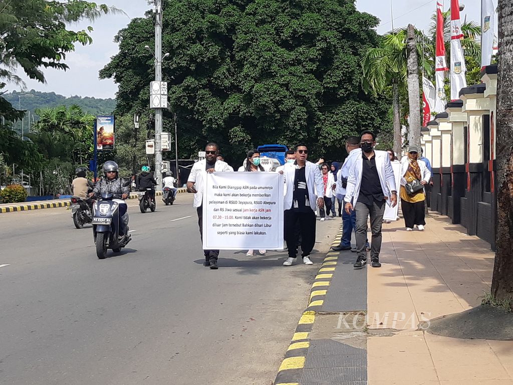 Para dokter spesialis dan subspesialis yang menuntut pembayaran tunjangan tambahan penghasilan pegawai sesuai prosedur berjalan kaki dari Rumah Sakit Umum Jayapura ke Kantor Gubernur Papua, Kota Jayapura, Papua, pada Senin (28/8/2023). 
